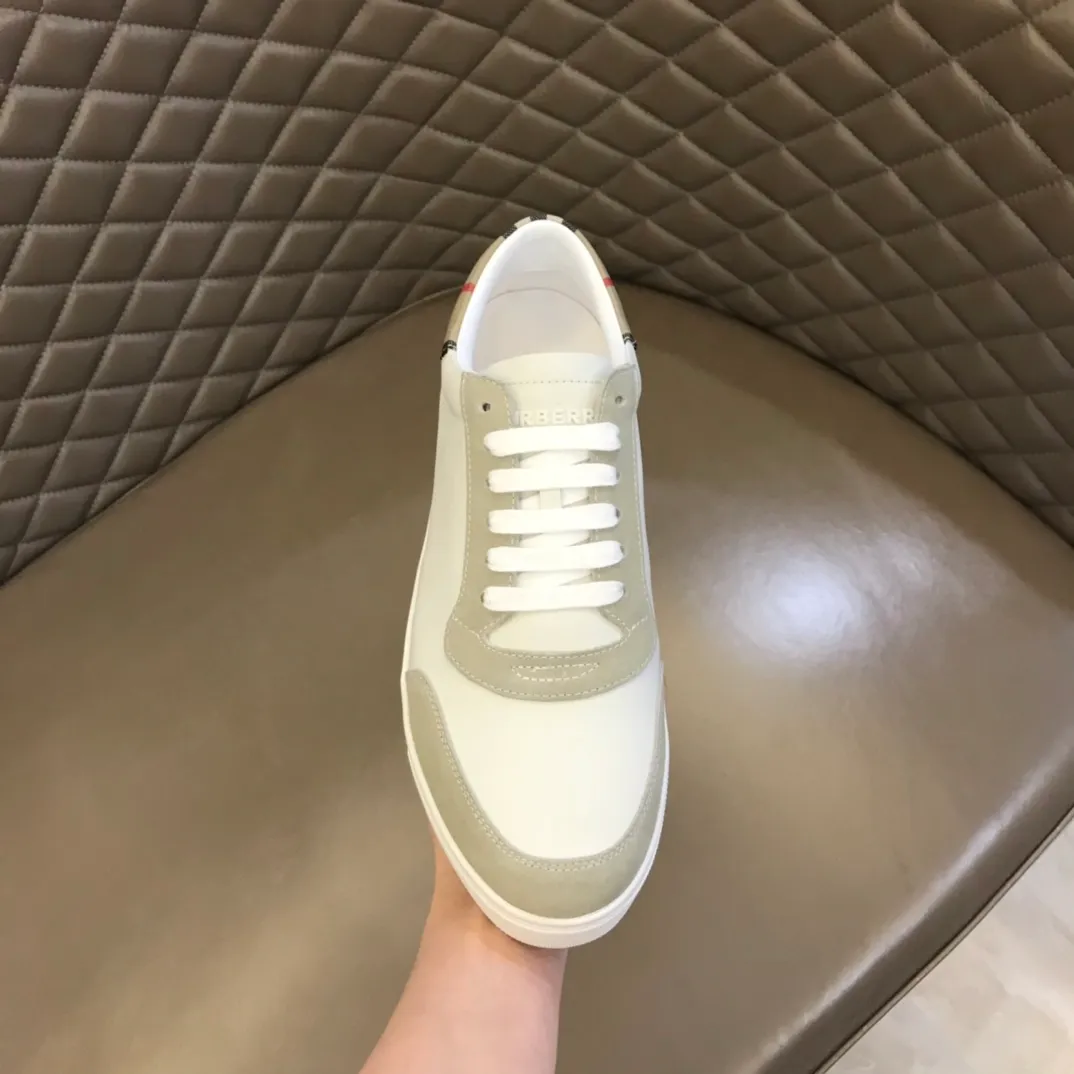 p400 "BURBERR*" men's classic low-top sneakers are reinterpreted in Vintage checkered cotton and cowhide materials, decorated with a new brand logo. First-layer sheepskin lining, embossed Burberry logo on the heel, and original TPU outsole! Size: 38-44 (45 customized) No. 068
